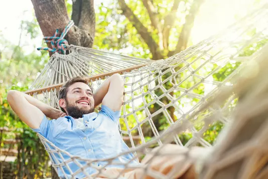 garten-eigener-gartenmoebel-einrichten-wohnen-24 Mann in Hängematte