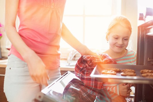 Haus-Familie-Wohnen-Serie-24-8 Mutter entnimmt Plätzchen aus dem Backofen und Kind freut sich