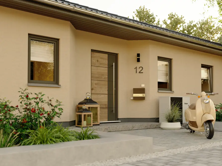 Winkelbungalow 108 – moderner Hauseingang mit Holzdesign und Überdachung Detailansicht des Eingangsbereichs vom Winkelbungalow 108 mit moderner Haustür in Holzoptik, eleganter Beleuchtung und dekorativen Laternen.